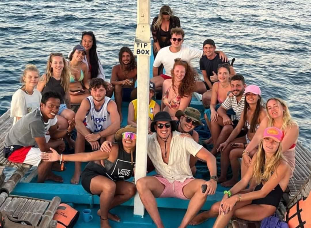 image-/resources/3d2n-island-escapade/groupie.jpeg1